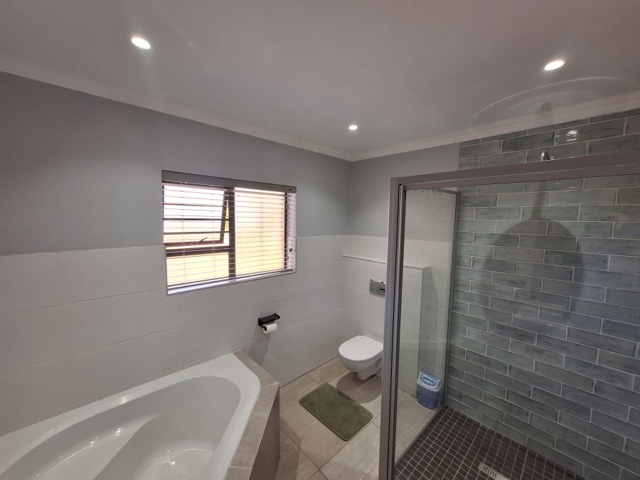 4 Bedroom Property for Sale in Wavecrest Eastern Cape